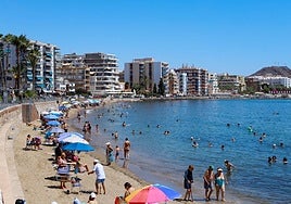 Bañistas en Águilas, en una foto de este puente.