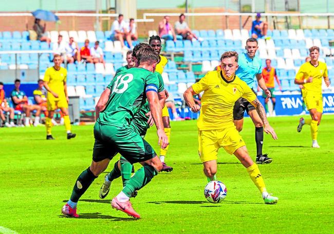 Loren Burón encara a un rival en el partido ante el Millwall en Pinatar Arena.