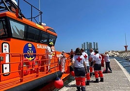 Imagen de archivo de un equipo de asistencia de Cruz Roja en Torrevieja.