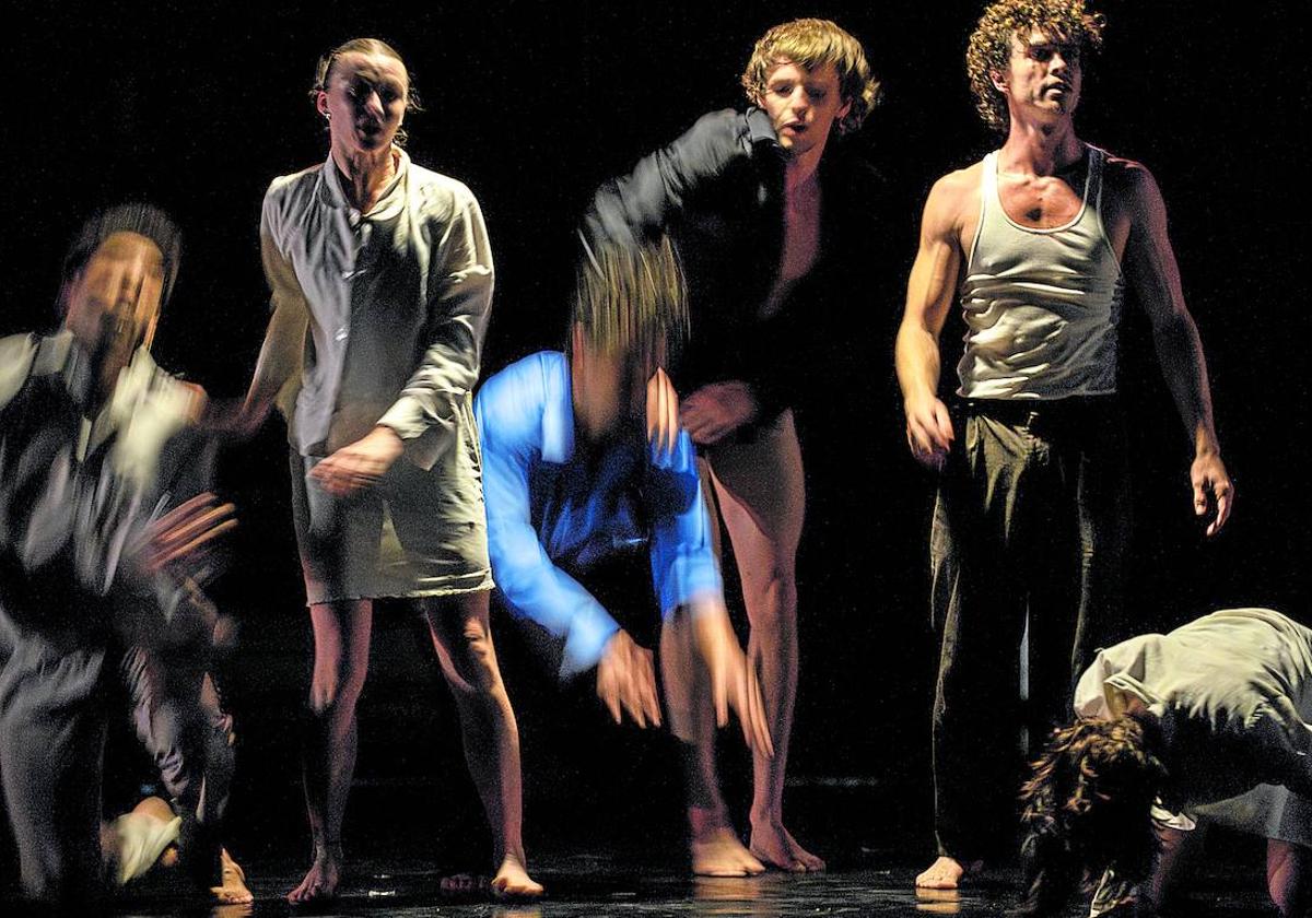 Un momento de la representación del espectáculo 'Play Dead', de la compañía canadiense People Watching, el sábado en el Auditorio Parque Almansa de San Javier.