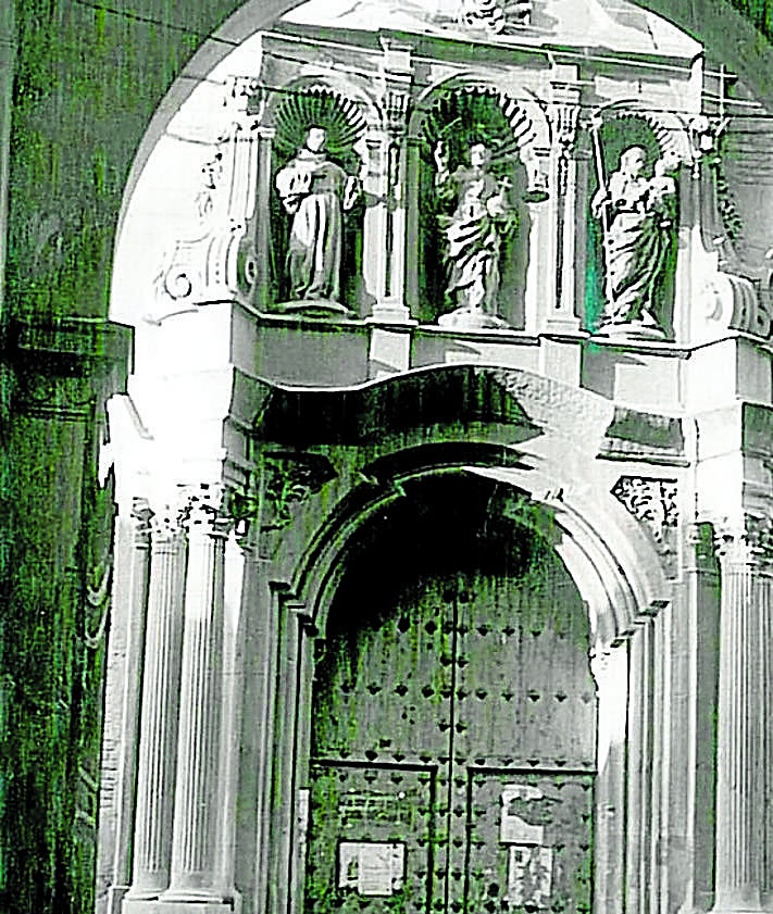 Imagen secundaria 2 - Arriba: El desaparecido convento de las Teresas, en la entrada de la actual calle Sagasta. Abajo: La hornacina del Portillo de San Antonio y fachada del convento de Verónicas, desde el interior de la plaza, cuando no tenía segunda planta.