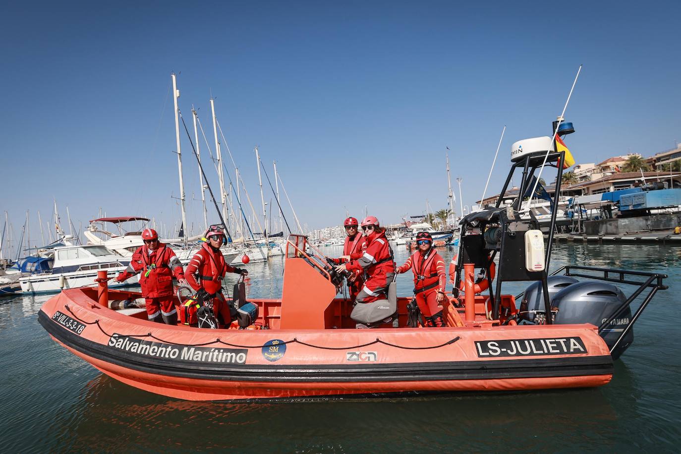 Un día con el equipo de Salvamento Marítimo de Cruz Roja de Torrevieja, en imágenes