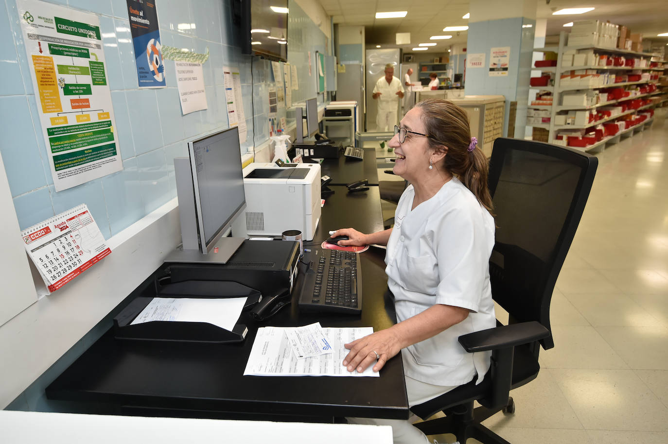 El servicio de Farmacia del Hospital Reina Sofía de Murcia, en imágenes