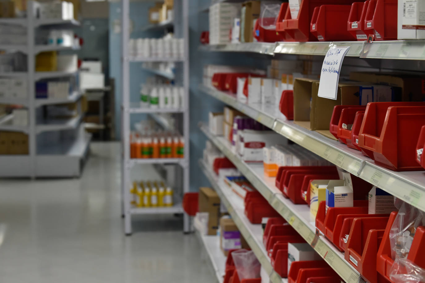 El servicio de Farmacia del Hospital Reina Sofía de Murcia, en imágenes