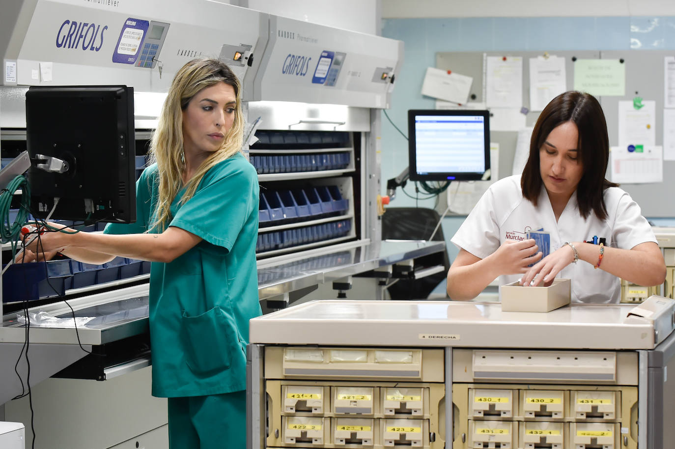 El servicio de Farmacia del Hospital Reina Sofía de Murcia, en imágenes