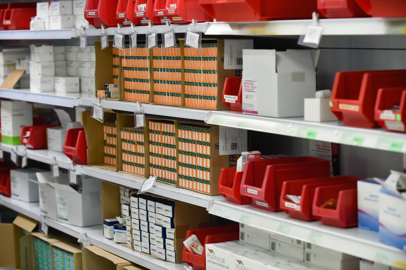 El servicio de Farmacia del Hospital Reina Sofía de Murcia, en imágenes