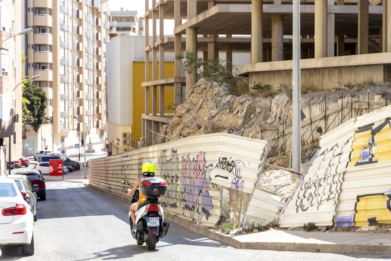 Okupas en la estructura del edificio a medio construir, en imágenes