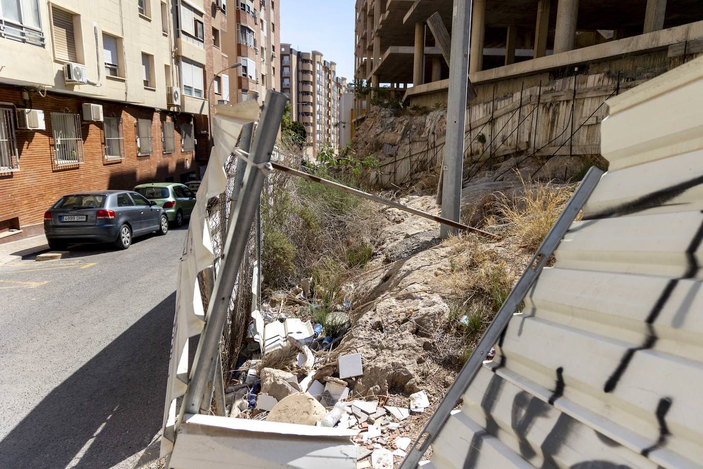 Okupas en la estructura del edificio a medio construir, en imágenes