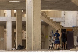 Okupas en la estructura del edificio a medio construir, en imágenes