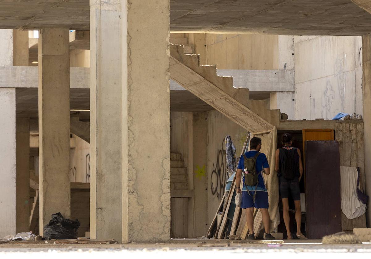 Okupas en la estructura del edificio a medio construir, en imágenes