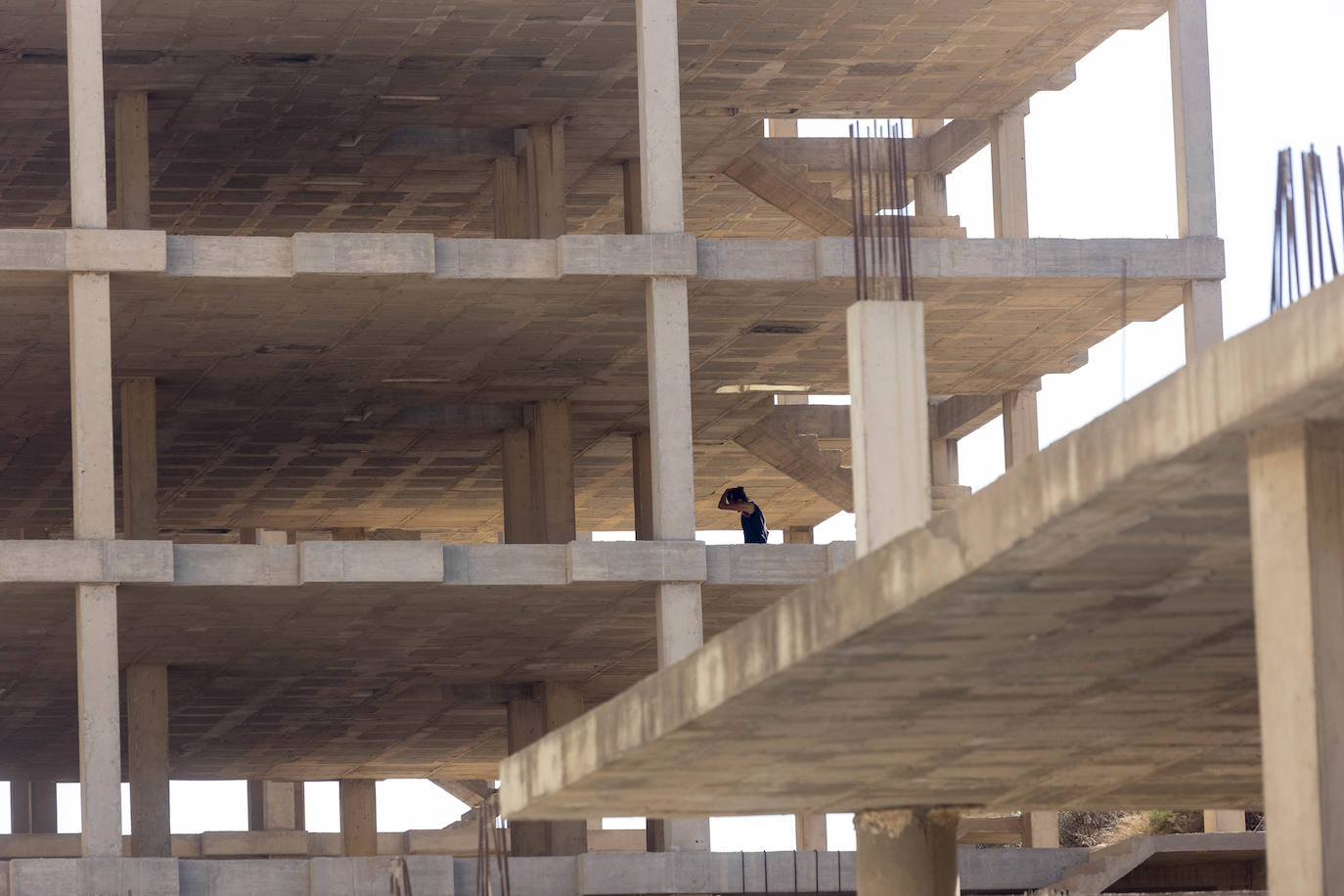 Okupas en la estructura del edificio a medio construir, en imágenes