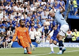 El noruego Erling Haaland bate al cartagenero Robert Sánchez en la acción que le dio el gol ayer al City contra el Chelsea en Stamford Bridge.