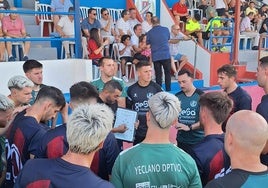 Adrián, técnico del Yeclano, da indicaciones tácticas.