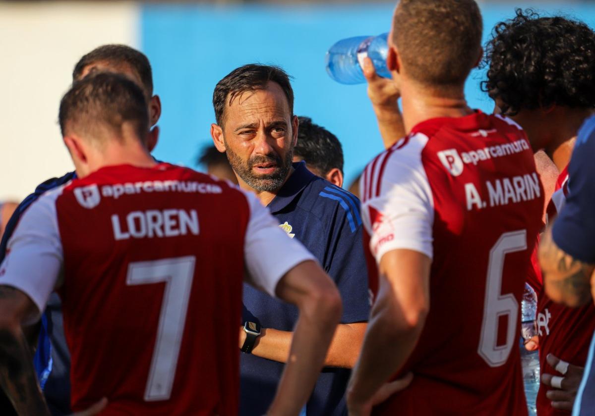 Nuevo estilo. Fran Fernández, con la intención de hacer un Murcia más protagonista, habla con sus jugadores durante el partido ante el Águilas.