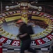 Un viandante pasa por delante de un local de juego de Cartagena, en una foto de archivo.