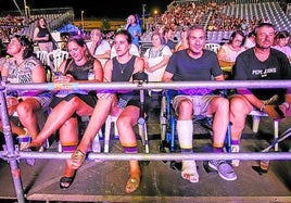 Las personas con movilidad reducida disfrutan de una visión privilegiada desde la plataforma elevada en el Festival Sal de Música.