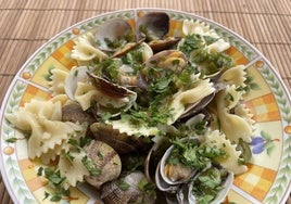 Lacitos de pasta con almejas.