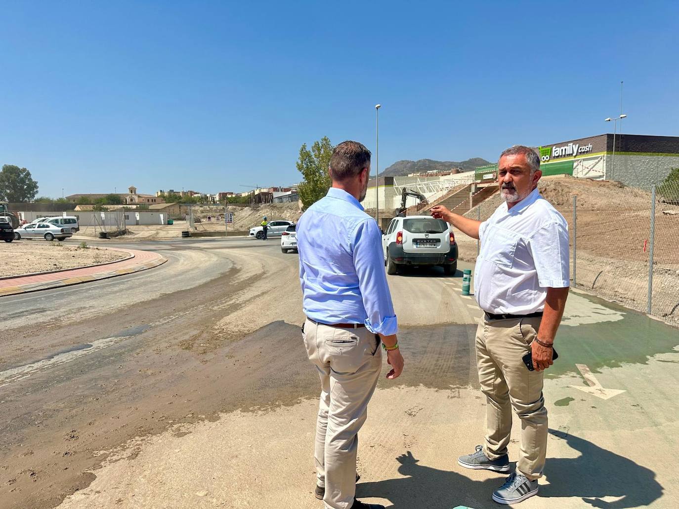 Los ediles Ángel Meca y José Martínez en la zona cortada al tráfico.
