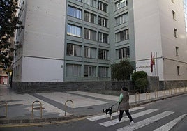 Una viandante frente al Palacio de Justicia de Cartagena, sede del Instituto de Medicina Legal, en una foto de archivo.