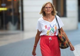 Marisol Suanzes-Carpegna pasea por una calle de Murcia.