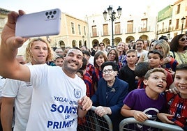 Adrián se hace un selfi tras el ascenso del Yeclano.