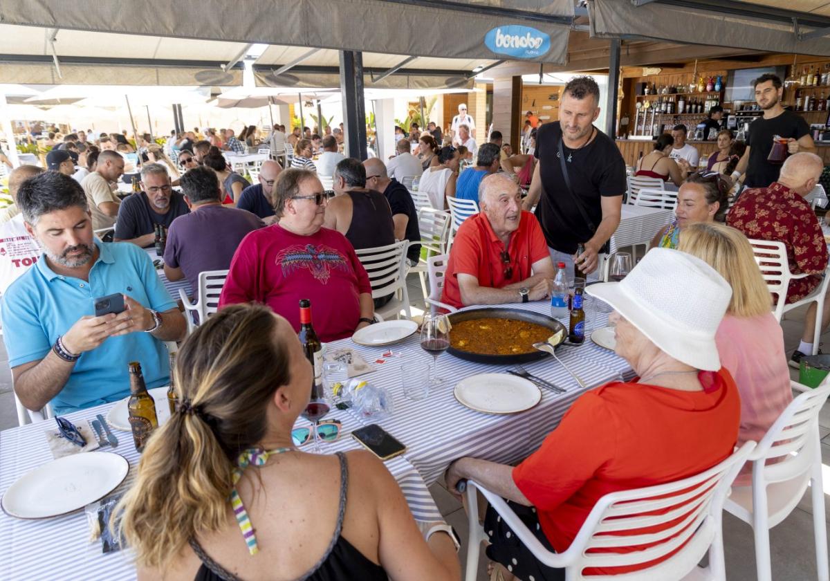 Un camarero atiende a un grupo de clientes, en un restaurante de La Manga.