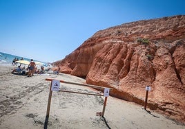 Zona de la playa de Campoamor, con la señalización que advierte del peligro.