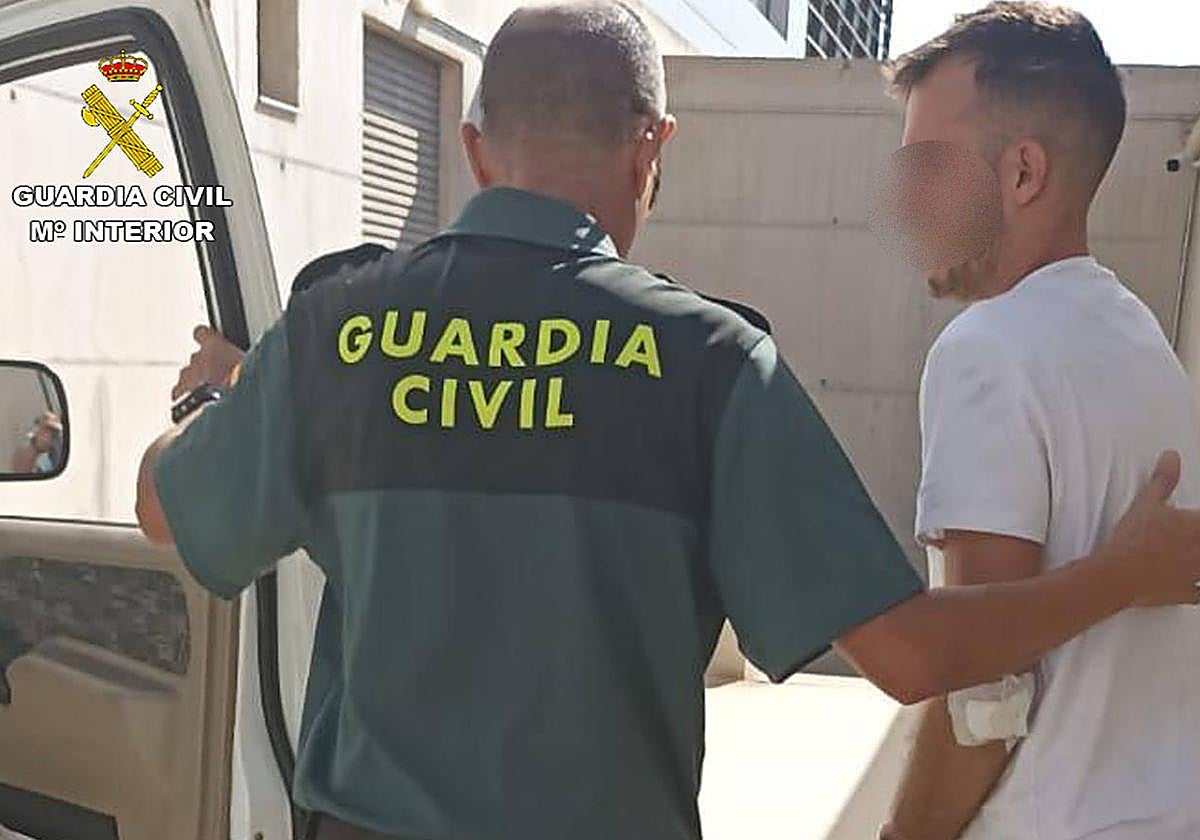 El presunto ladrón en el momento de su detención.