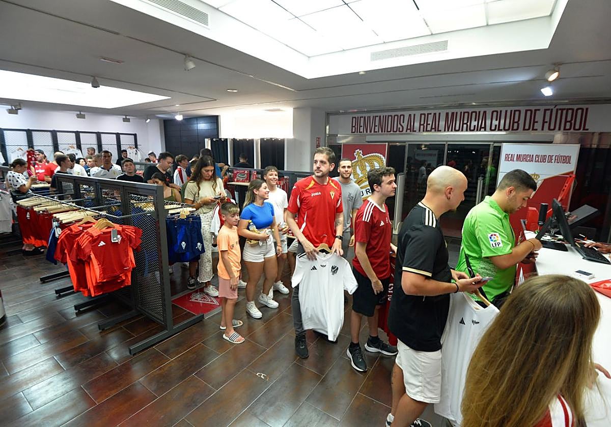 El Murcia alcanza los 11.725 socios a casi dos semanas del estreno liguero en el Enrique Roca