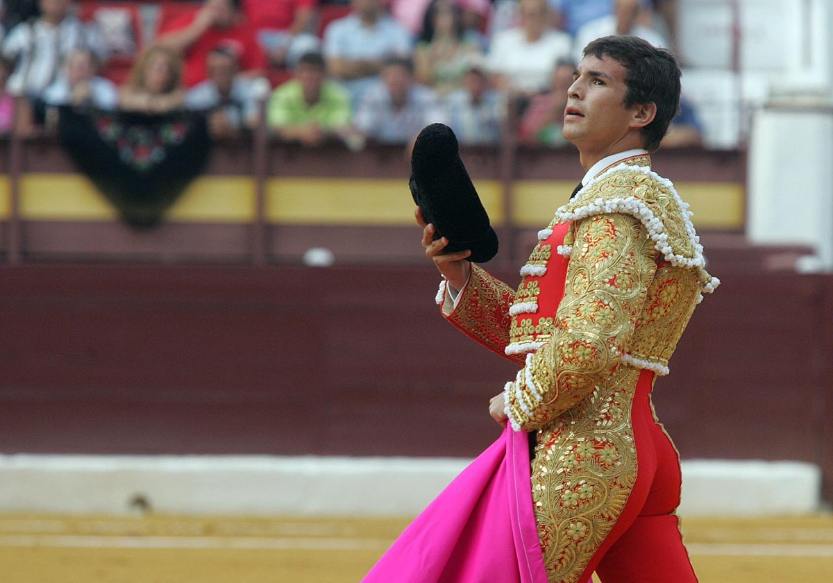 Manzanares saluda al público desde la arena del coso de La Condomina.