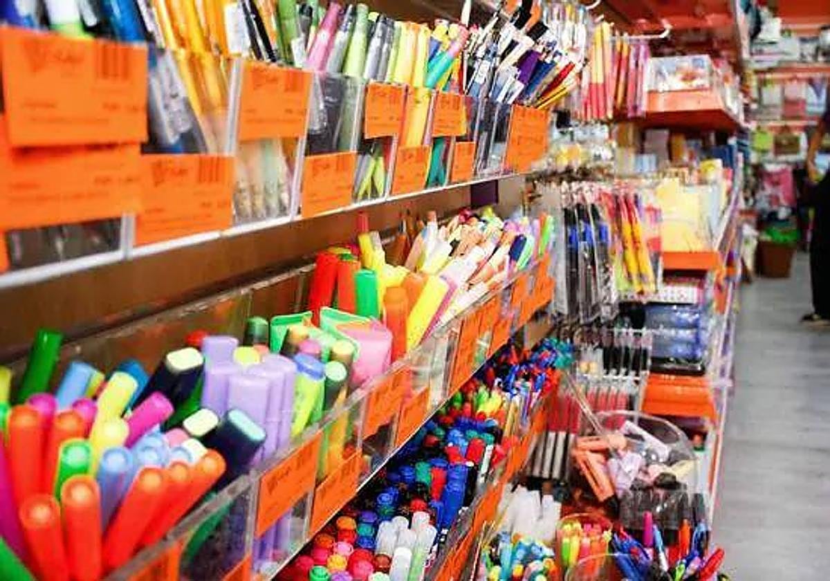 Una estantería llena de material escolar.