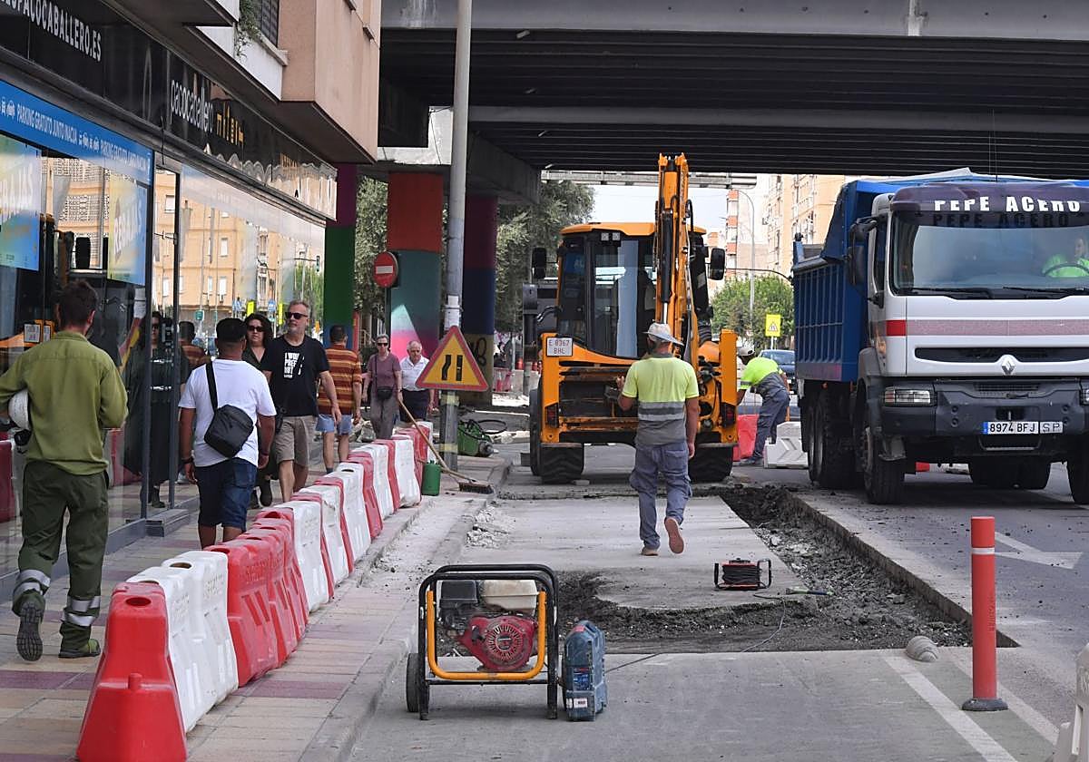 Trabajos para reubicar 80 metros más atrás la parada de autobús existente hasta ahora en la avenida Ciudad de Almería, en la zona de El Rollo.
