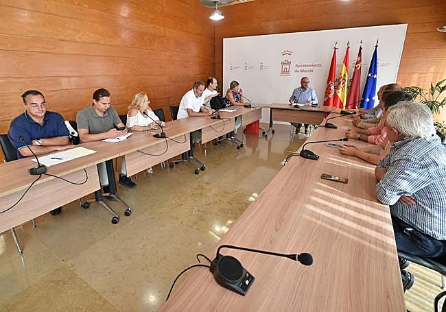 Reunión del edil con 'pedáneos' y técnicos.
