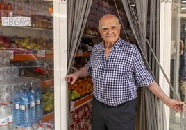 El actor José Caride, en una tienda de barrio de Alcantarilla, este jueves.