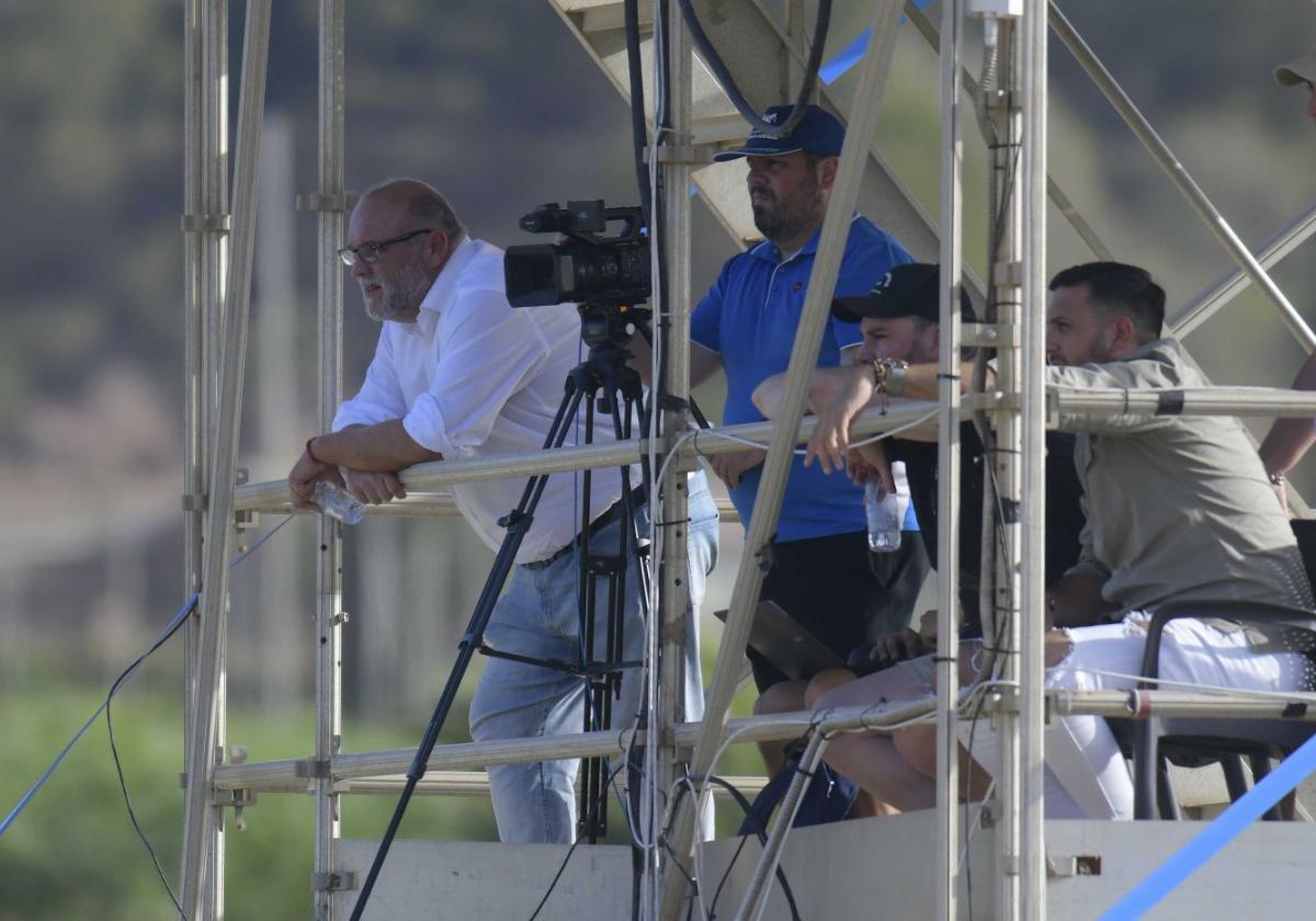 El director deportivo del Cartagena, Manuel Sánchez Breis, observa el partido amistoso contra el Eldense en el campo principal de La Manga Club.