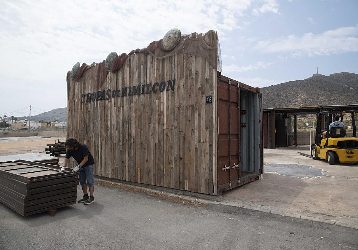 Miembros de las Tropas de Himilcón durante el montaje de su refugio, en el campamento festero.