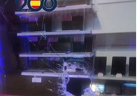 Escaparate de un comercio de Murcia roto por el presunto ladrón.