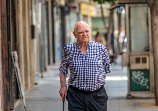 El actor José Caride, este jueves, en un paseo por la calle Mayor de Alcantarilla.