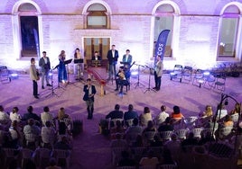 Cantoría, con Jorge Losana, director de ECOS, durante el recital en Mula.