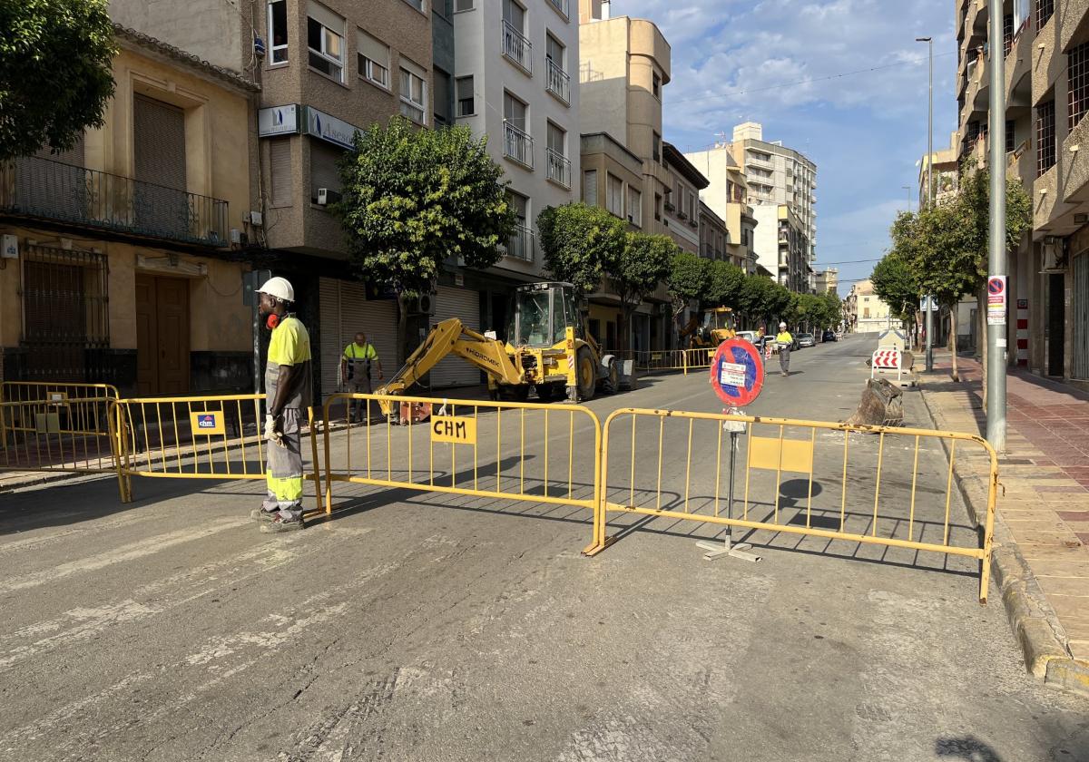 Obreros y maquinaria tomaron posiciones ayer en el Camino de Murcia.