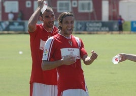 Óscar Sánchez y Álvaro Cámara, jugadores del Real Murcia, se refrescan mientras celebran uno de los goles ante el Sevilla Atlético en la temporada 2010-11.