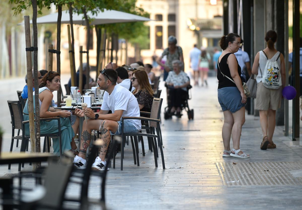 A media tarde los murcianos que se quedan en la ciudad salen a la calle para disfrutar de las terrazas o dar un paseo cuando la temperatura lo permite.