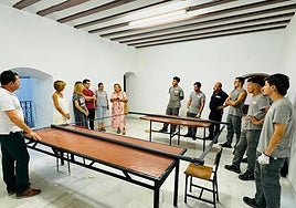 Momento de la entrega del bastidor a la Hermandad de la Virgen de las Huertas en Lorca.