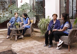 Personas mayores acompañadas por cuidadoras en una de las residencias de Lorca.