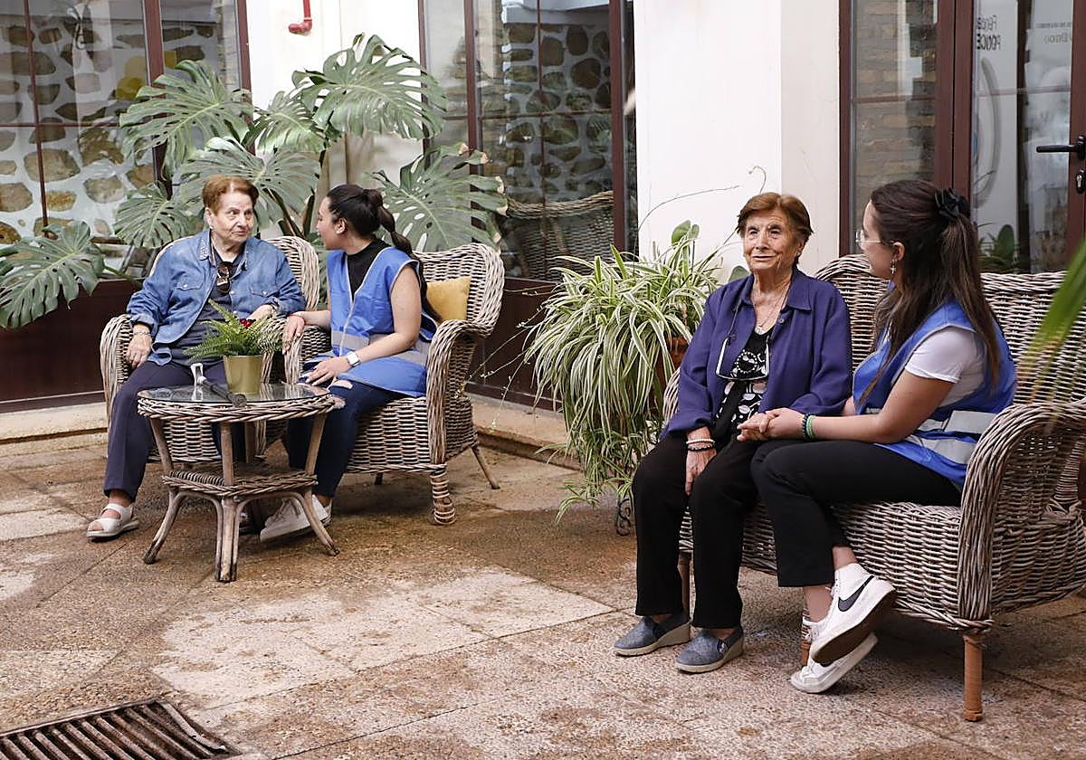 Personas mayores acompañadas por cuidadoras en una de las residencias de Lorca.