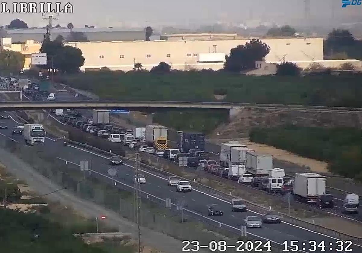 Grandes retenciones en la A-7 como consecuencia del accidente.