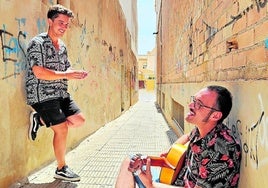 Juanito Rubio y José María Vidal improvisan en un callejón de la diputación cartagenera de Molinos Marfagones.