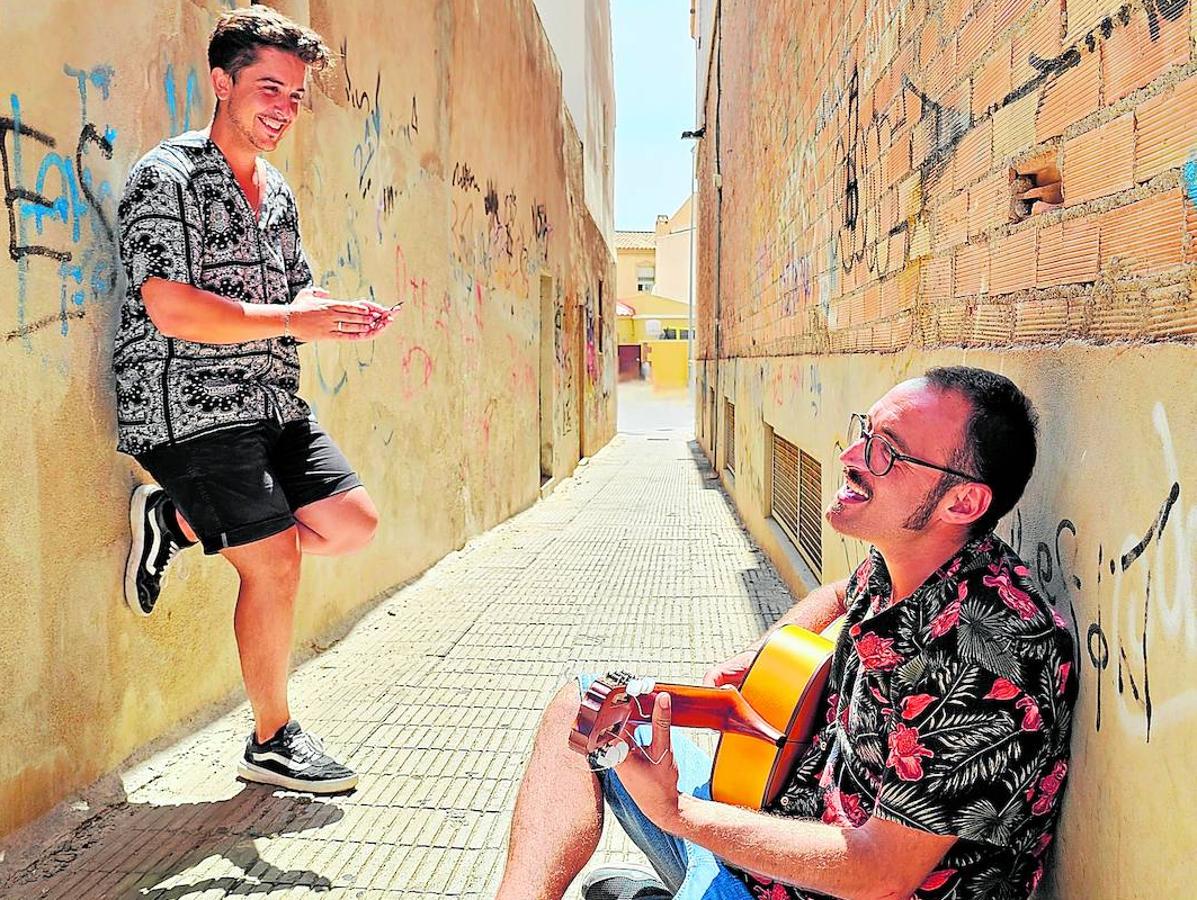 Juanito Rubio y José María Vidal improvisan en un callejón de la diputación cartagenera de Molinos Marfagones.