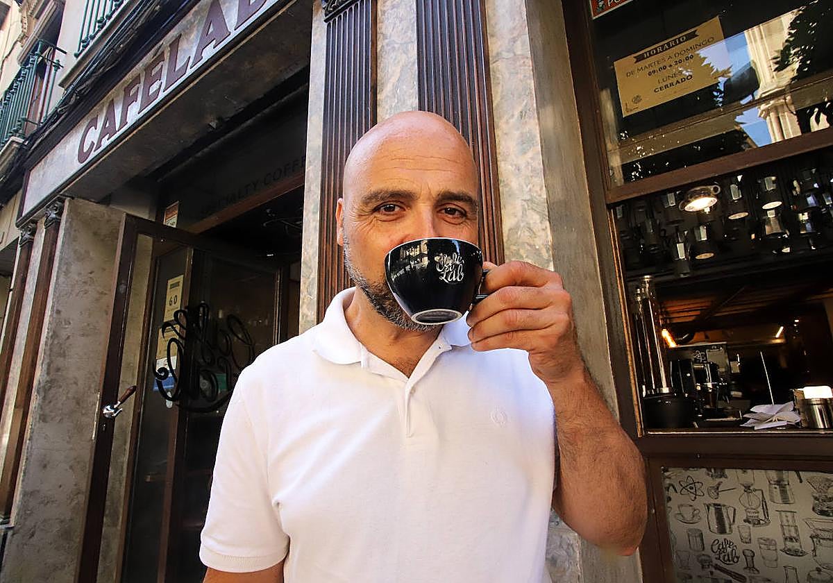 Fran Bernal, CEO de CaféLab, se toma un espresso en su local del centro de Murcia. En vídeo, preparación de un café de filtro en una Chemex.