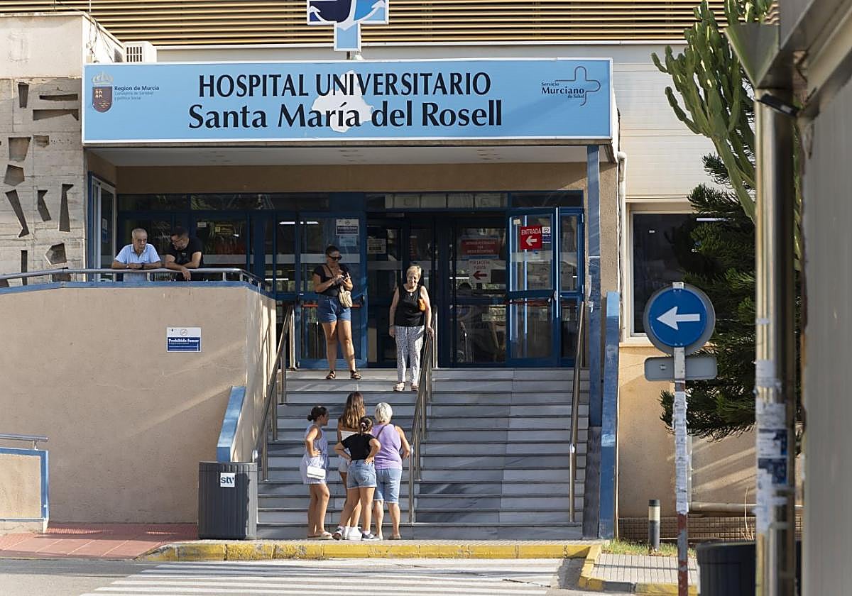 Pacientes y familiares en la puerta principal del hospital Santa María del Rosell, en una foto de ayer.